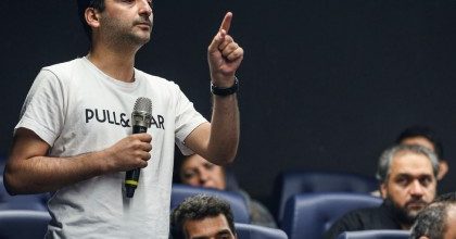 تازه‌ترین نشستِ “سینما رو به‌آینده” با استقبالِ مخاطبانِ سینما، در سینما آزادی برگزار شد/ سیدجمال ساداتیان: «در سی سال گذشته، هیچ برنامه‌ای در سینما ندیده‌ام که بگویم تهیه‌کننده باید خود را با آن تنظیم کند»/ مهدی کرم‌پور: «قیمت بلیت باید شناور باشد. کجای دنیا دولت می‌تواند به‌یک صنف بگوید چه چیزی بفروش، چه زمانی بفروش، به‌چه کسی بفروش و به‌چه قیمتی بفروش!؟ این از کمونیستی هم کمونیستی‌تر است!»/ سجاد نوروزی: «بخش خصوصی هم به بخش دولتی تاسی کرده و متشکل از محافل ذی‌نفوذ و محافل ذی‌نفع است که سود آنها در توسعه نیافتگی سینما است»/ امیر قادری: «تا زمانی که سینماگر نتواند ایمان شخصی خود را وارد داستان کند، فیلمنامه خوب نوشته نخواهد شد. استقبال از “پیر پسر” از همین بابت است»/ گزارش جلسه را بخوانید