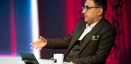 از انتقاد از عنوان “سینمای شاعرانه” تا بزرگ‌داشتِ مقامِ آقای علی حاتمی: امیر قادری این شب‌ها، و هم‌زمان با جشن‌واره‌ی جهانی فیلم فجرِ شیراز، به‌برنامه‌ی زنده‌ی “هفت” می‌رود